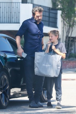 Los Ángeles, CA - *EXCLUSIVO* - El actor Ben Affleck deja a su hijo Samuel antes de almorzar rápidamente de camino a un estudio. En la foto : Ben Affleck, Samuel Affleck loading=